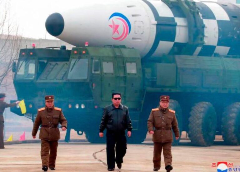 Corea del Norte dispara 23 misiles, uno de ellos cerca de Corea del Sur