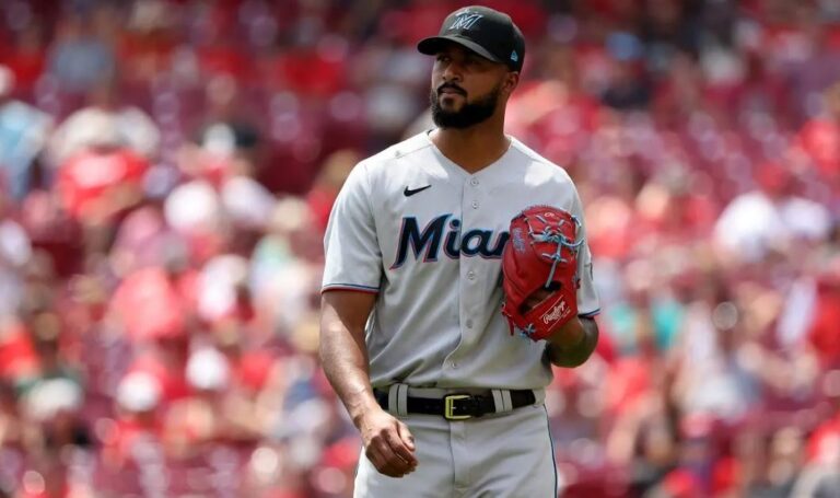 Presidente Abinader felicita a Sandy Alcántara por ganar Cy Young