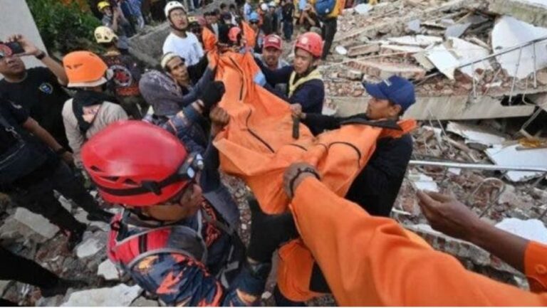 Sube a 268 cifra de muertos por terremoto de 5.6 en Indonesia