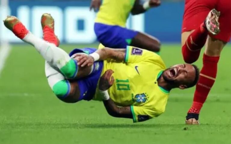 Qatar: Neymar se lesiona tobillo en el debut y alarma a Brasil