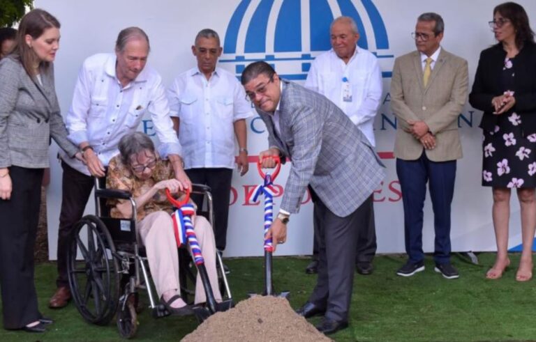 Ministro de Deportes encabeza acto de ‘primer palazo’ para busto a Enrique Ripley