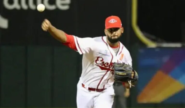 Escogido blanquea al Licey en su casa 4-0