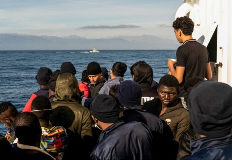 Francia acoge un barco con más de 200 migrantes y se reavivan viejas tensiones entre París y Roma