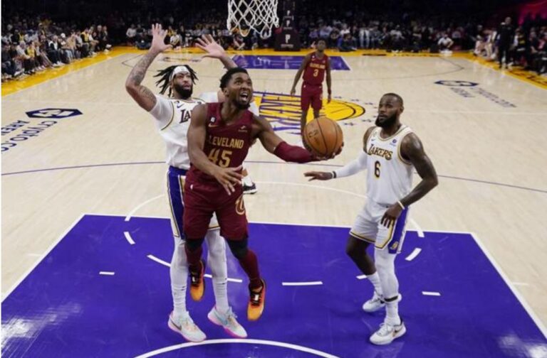 Donovan Mitchell guía triunfo de Cleveland sobre Lakers