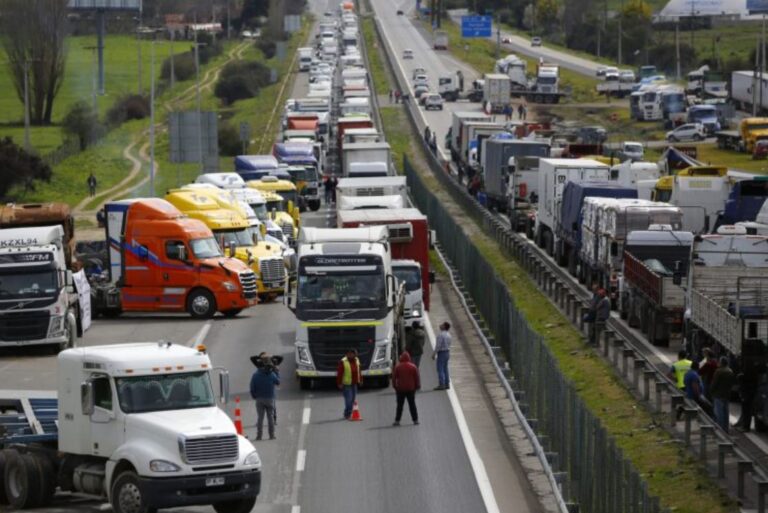 Un paro de camioneros genera problemas de abastecimientos en Chile