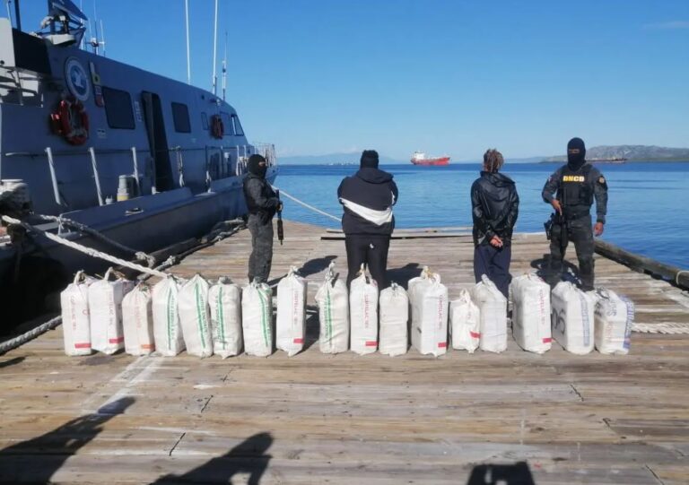 DNCD apresan a dos hombres con 444 paquetes de droga a bordo de una lancha