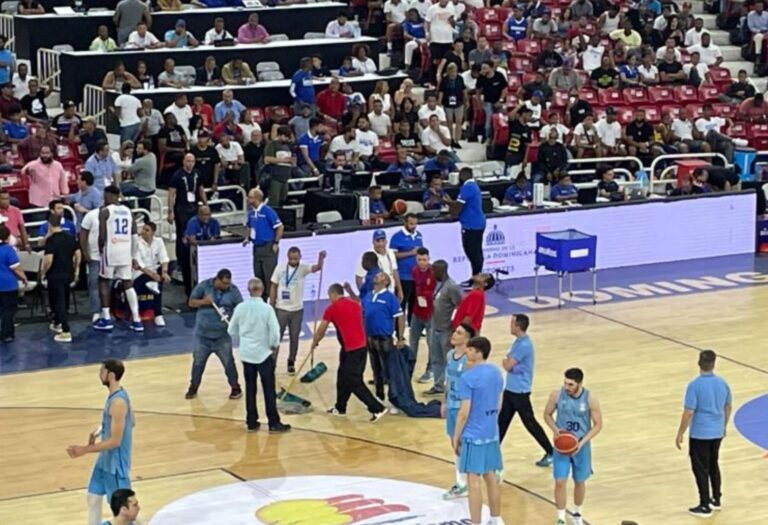 Goteras paraliza juego en Palacio de los Deportes entre Dominicana y Argentina