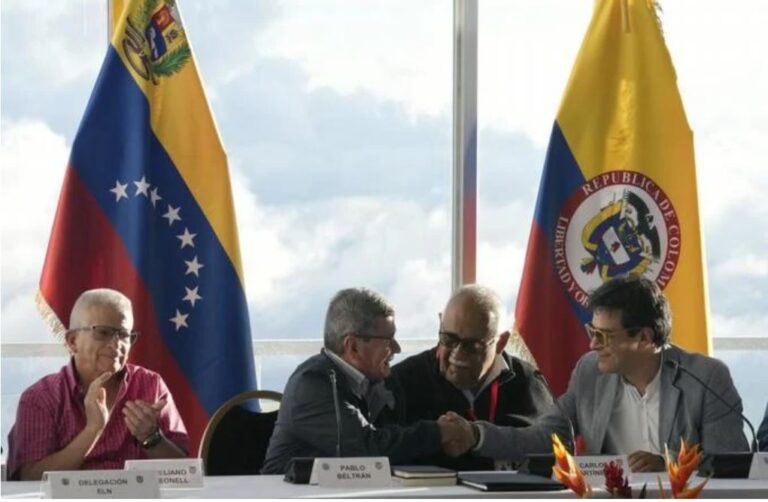 Colombia y el ELN reanudan diálogos de paz en Caracas
