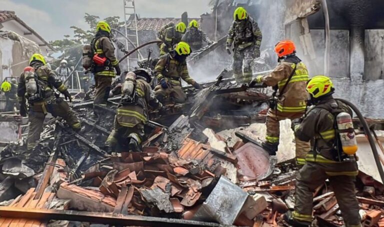 Ocho muertos al caer una avioneta en una zona residencial de Colombia