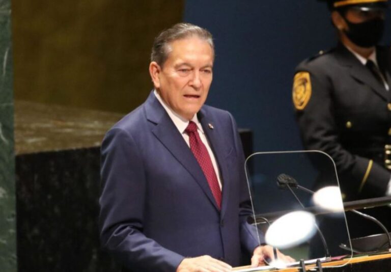 Presidente de Panamá viaja a EEUU para control por cáncer en la sangre