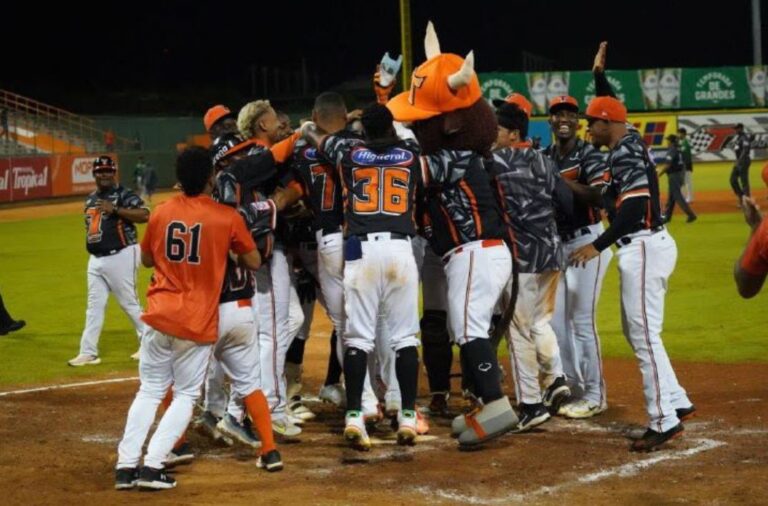 Toros dejan Estrellas en el terreno con jonrón de De la Cruz