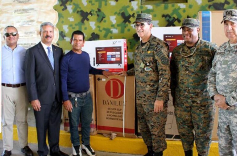 MIDE y Banco Popular donan materiales de construcción y electrodomésticos a militares afectados por Fiona