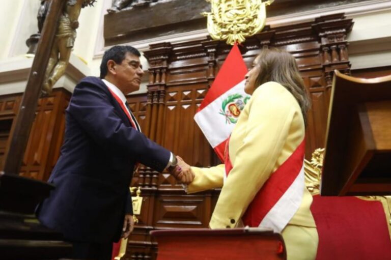 Quién es Dina Boluarte, la primera mujer en asumir la presidencia de Perú