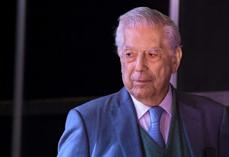 Vargas Llosa destaca que una mujer esté al mando de Perú tras fracasar autogolpe