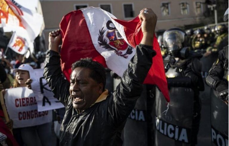 Protestas en Perú piden liberar a Castillo tras fallido autogolpe