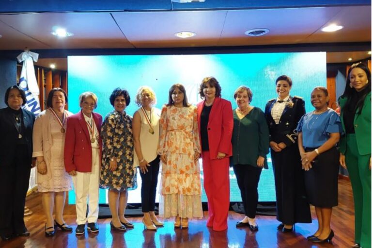 Ministerio de la Mujer destaca y reconoce trayectoria de mujeres meritorias