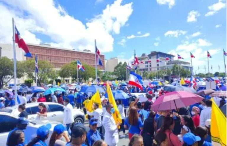 Colegio Médico Dominicano, maestros y abogados van unidos al Congreso y exigen eliminación de AFP y ARS
