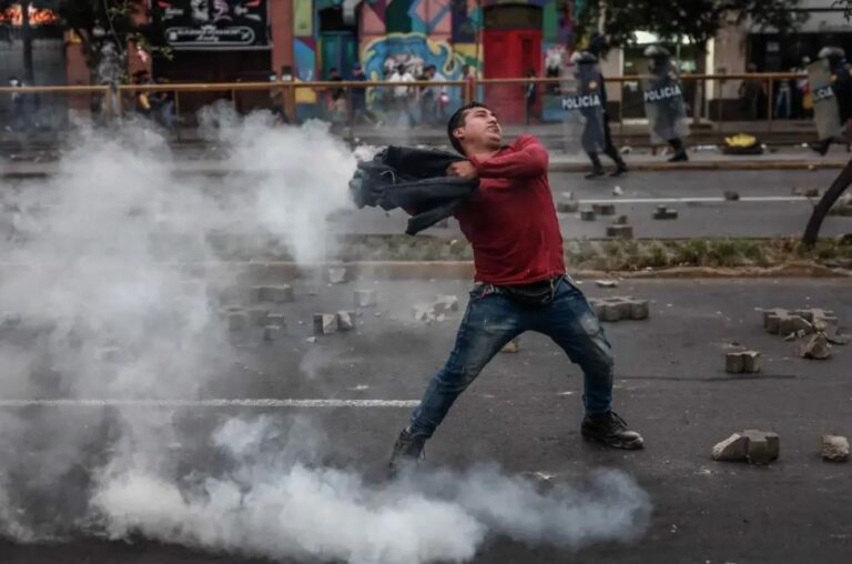 Muere una persona en protestas en el sur de Perú por adelanto de elecciones