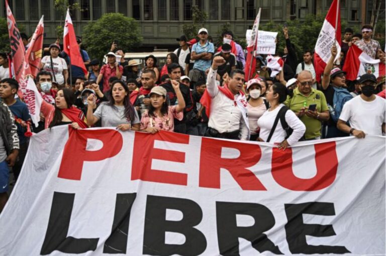 Dos muertos en protestas contra presidenta de Perú y en reclamo de elecciones