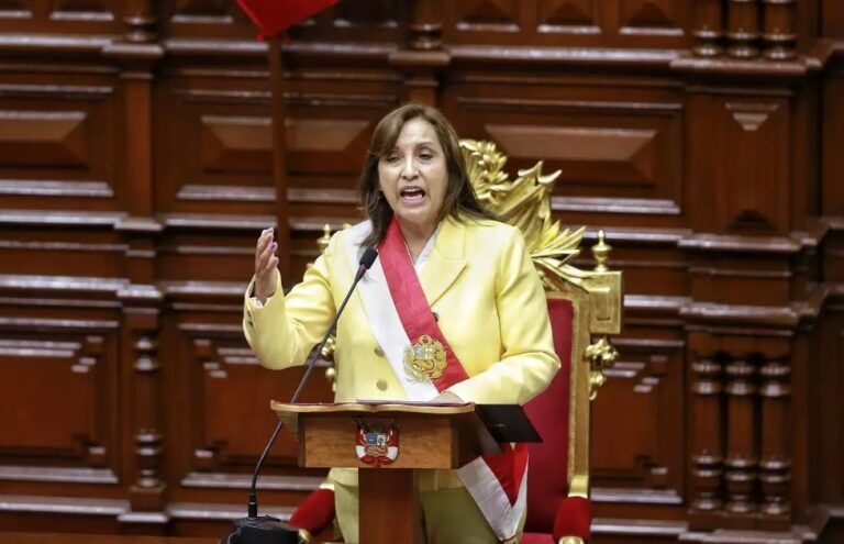 Presidenta de Perú propone adelantar elecciones tras protestas que dejan 2 muertos