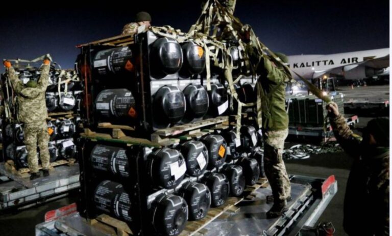 Politico: EE.UU. tiene dificultades para rastrear las armas y el dinero que envía a Ucrania