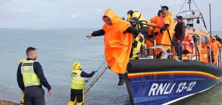 Mueren cuatro migrantes por el naufragio de una patera en el canal de la Mancha