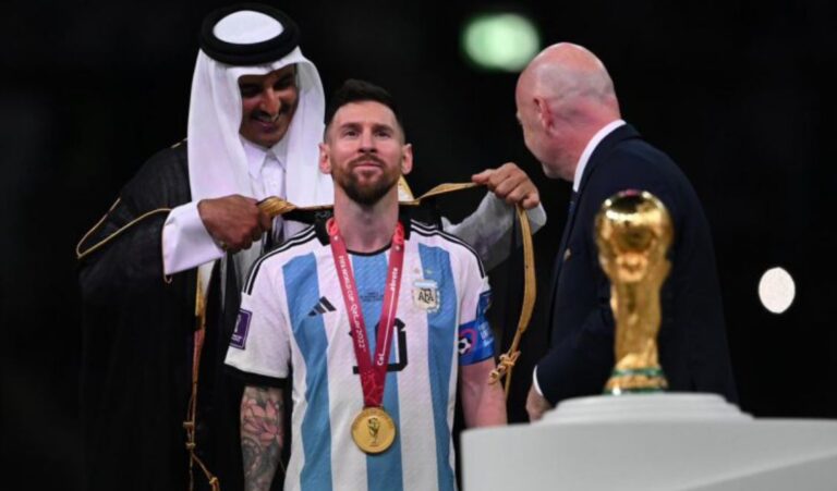 ¿Cuál es el significado de la túnica que lució Lionel Messi al levantar la copa del Mundial Qatar?