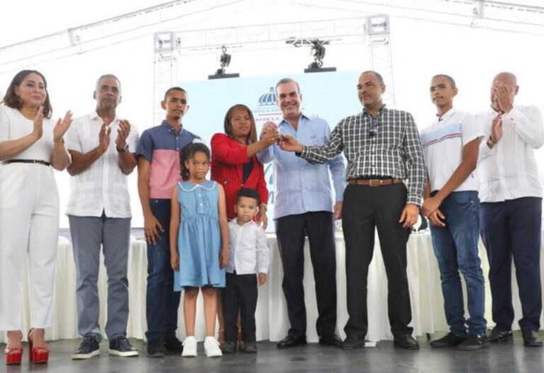 Abinader encabeza entrega de 144 apartamentos Familia Feliz que benefician a dominicanos residentes en Nueva York
