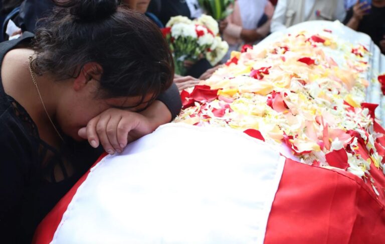 Gobierno de Perú informa que 25 personas murieron en protestas en el país