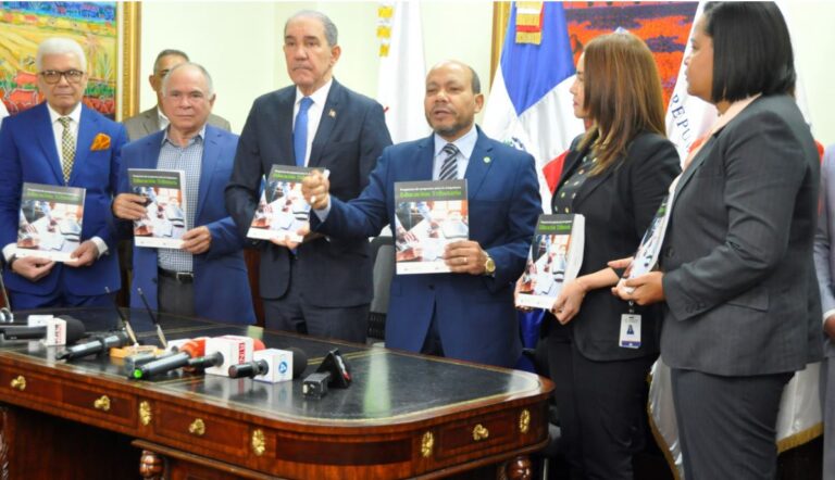 MESCyT y DGII presentan la propuesta del programa para la asignatura de educación tributaria