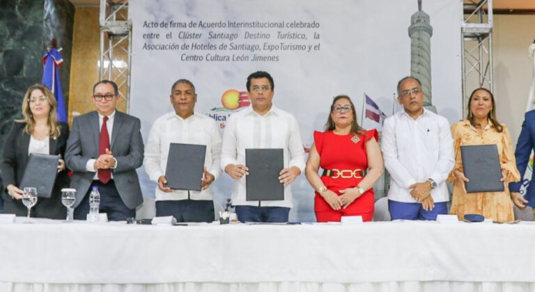 MITUR firma acuerdo con Clúster Santiago Destino Turístico para fomentar y fortalecer la imagen de la Ciudad Corazón