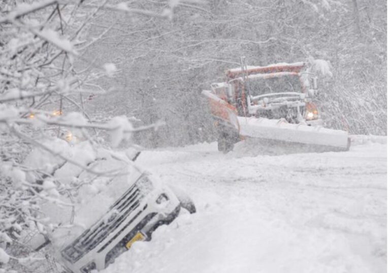 Nevadas en noreste de EEUU dejan a miles sin electricidad