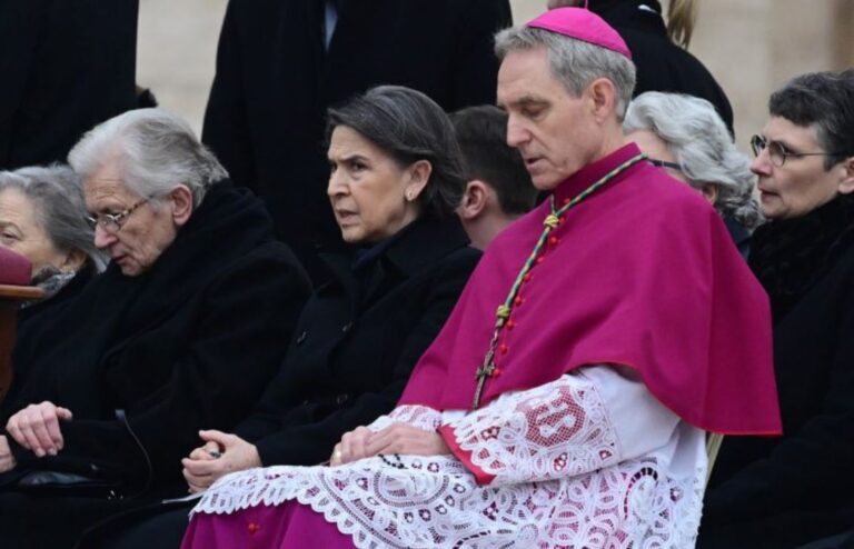 El más cercano colaborador de Benedicto XVI se explaya sobre las tensiones con Francisco