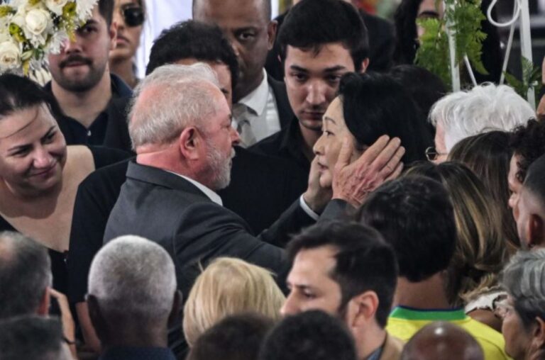 Lula se recoge ante el féretro de Pelé en el estadio del Santos
