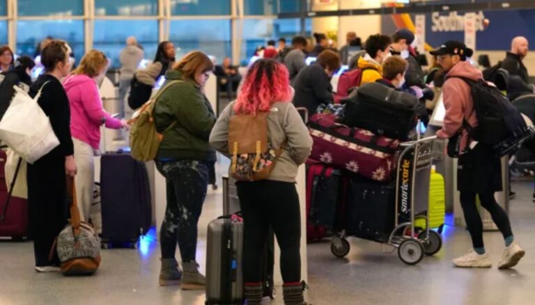Aeropuerto las Américas presenta retrasos en vuelos luego de fallo en el sistema informático en EEUU