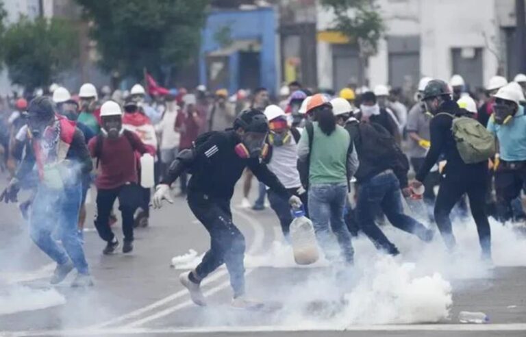 Congreso de Perú estudia adelantar los comicios