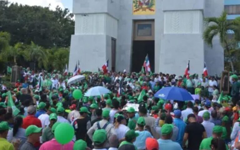 Leonel Fernández pide a jóvenes luchar por soberanía RD