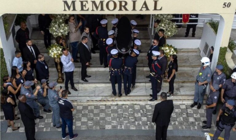 El «rey» Pelé fue sepultado en Brasil tras masivo homenaje