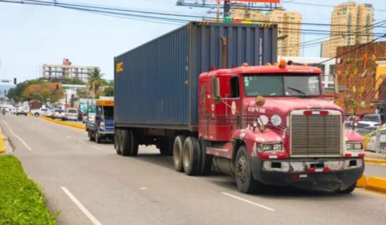 Agentes detienen camiones violan ZAR