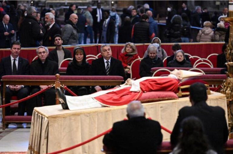Ataúd de Benedicto XVI, trasladado a la cripta vaticana para su sepultura
