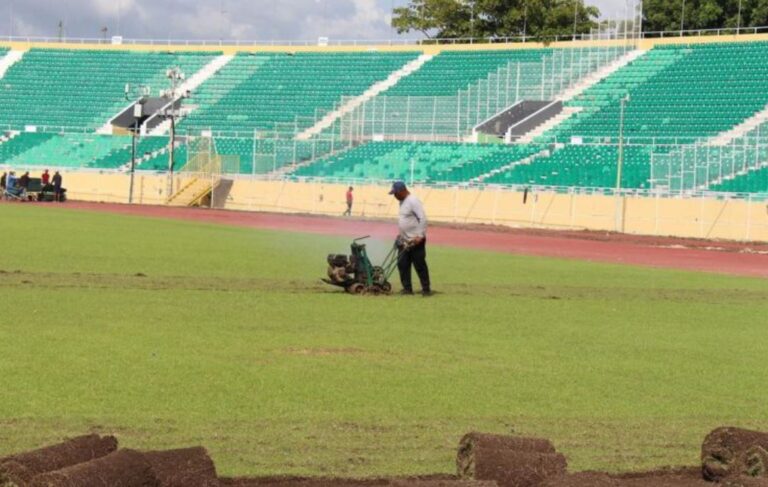 Inician trabajo para reparar terreno del Estadio Olímpico Félix Sánchez