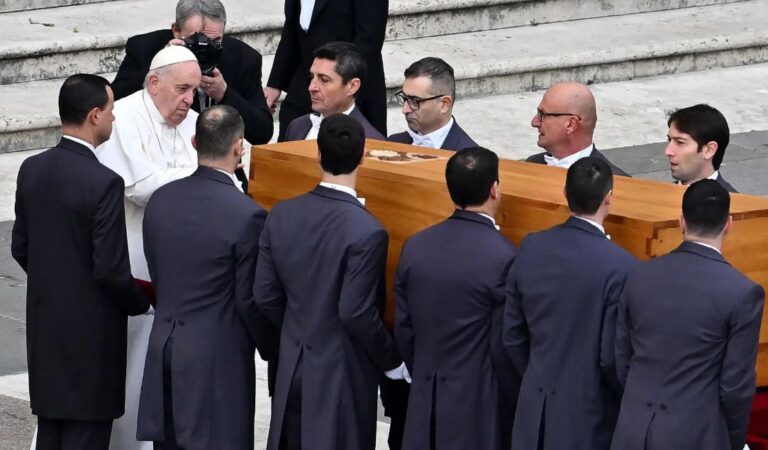 Papa emérito Benedicto XVI ya reposa en la cripta especial vaticana