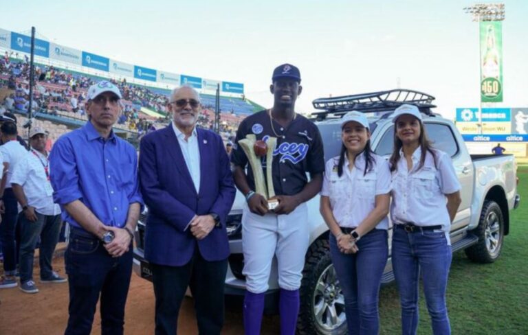 Santo Domingo Motors premia al MVP Ronny Mauricio con una camioneta