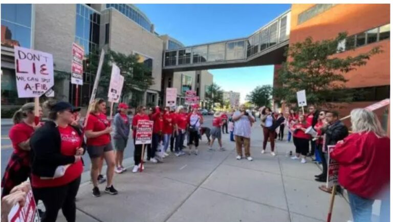 Miles enfermeros hospitales van a huelga en Nueva York