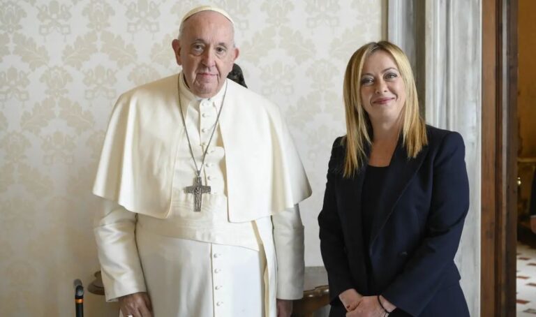 Meloni visita al papa Francisco acompañada de su pareja y su hija