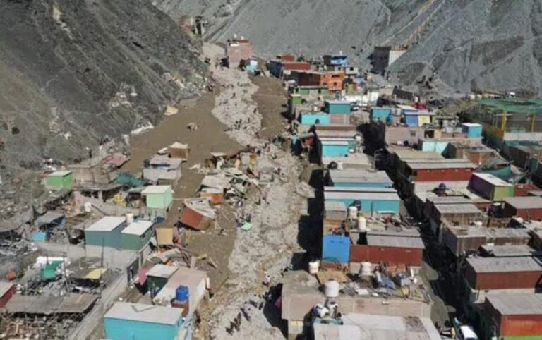 Deslaves entierran a 5 aldeas peruanas