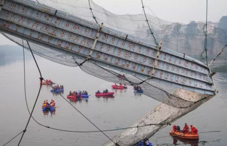 El primer informe de la tragedia del puente de Gujarat (India) apunta a la corrosión como causa del desplome