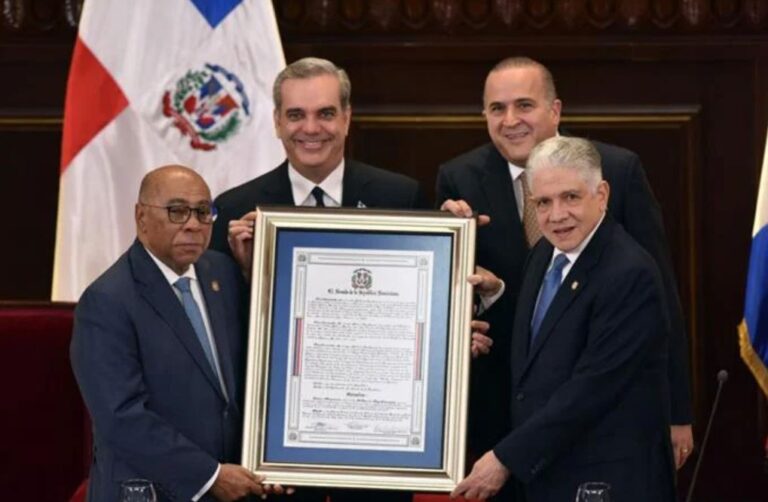 Senado le rinde homenaje a Ray Guevara