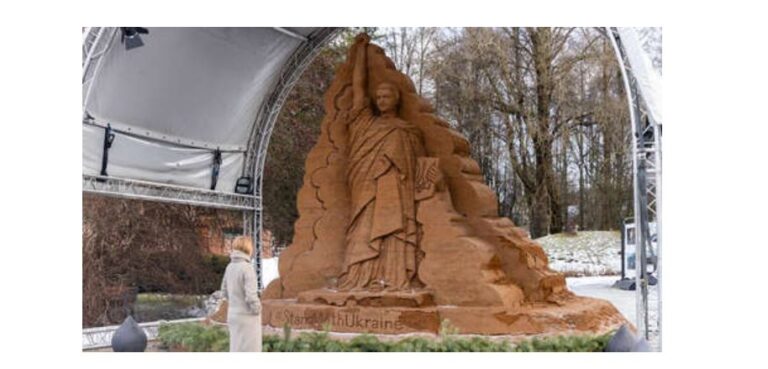 Instalan en Estonia un monumento a Zelenski con la forma de la estatua de la Libertad