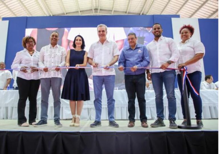 Presidente Abinader inaugura un moderno polideportivo en Pedernales